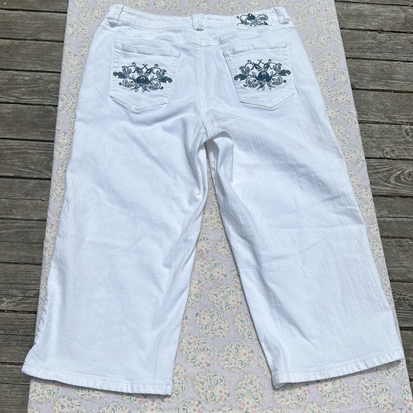 Chicos Platinum Darlene Crop pant white with navy embroidery details Size 1.5 - Picture 7 of 12